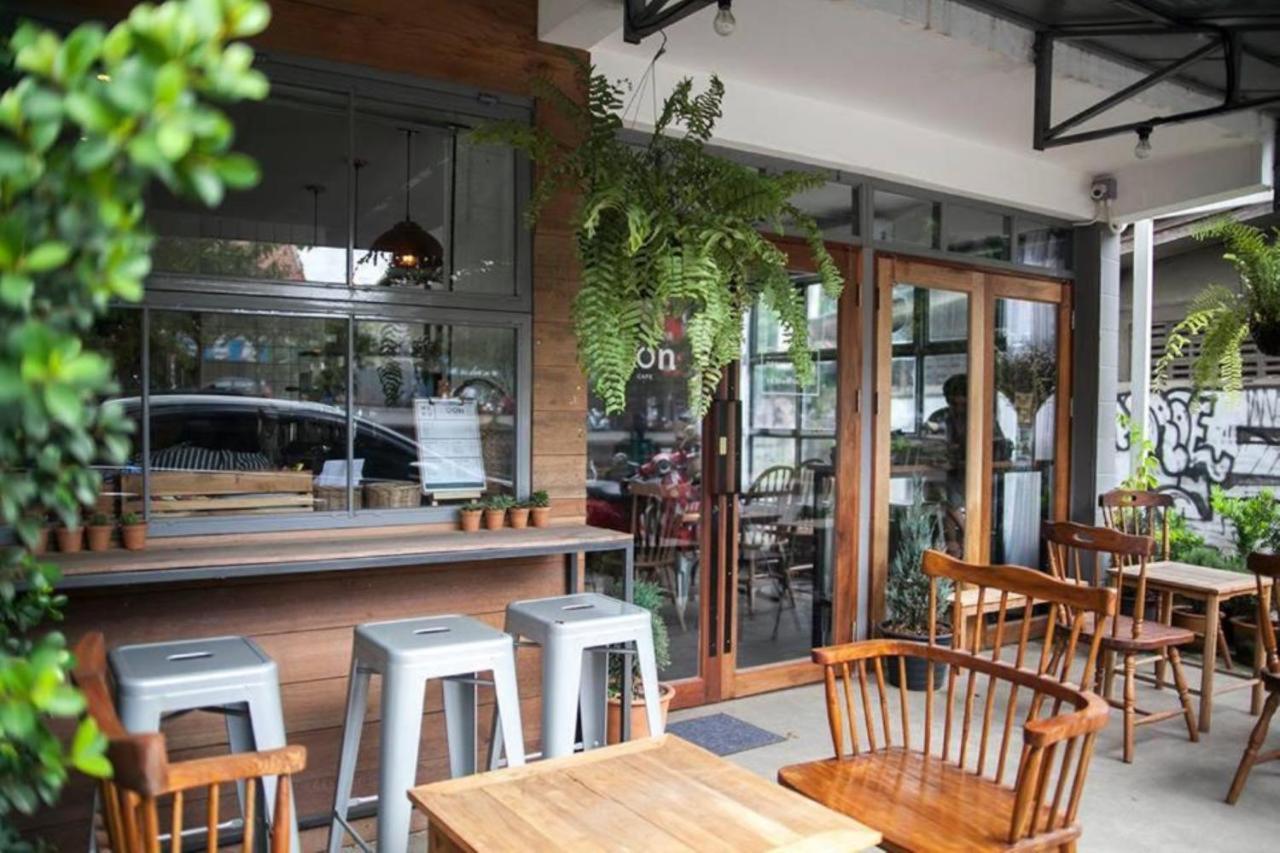 Oon Poshtel X Cafe Vandrarhem Chiang Mai Exteriör bild
