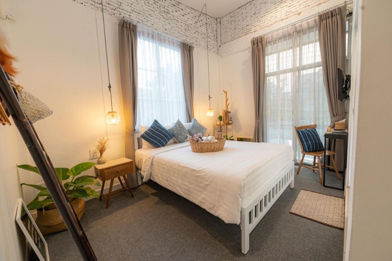 Oon Poshtel X Cafe Vandrarhem Chiang Mai Exteriör bild